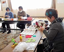 干支作りをする参加者