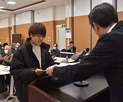 アスパラガス多収穫表彰最優秀賞の切石僚さん