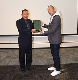 講師の青木さん（左）へお礼のプレゼントを渡す粟津原部長