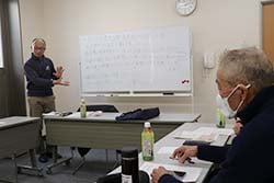 短歌について添削指導する講師
