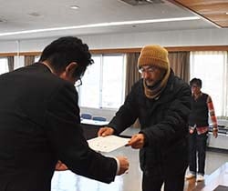修了証を受け取る矢澤さん