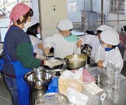 豆腐作りをする児童