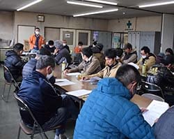 出荷規格を説明する職員