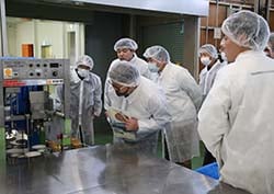 あんぽ柿工房を視察する部会員ら