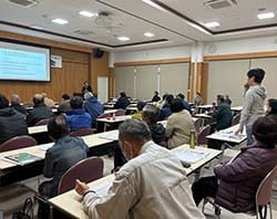 質問しながら熱心に学ぶる生産者ら