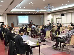 講演会の内容を熱心に耳を傾ける生産者（長野県大町市で）