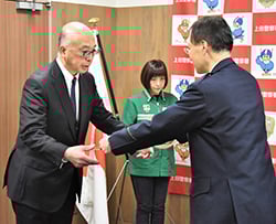 島田署長（右）から表彰を受けた片岡支所長（左）（長野県上田市で）