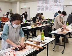 型に合わせて花器づくりに挑戦