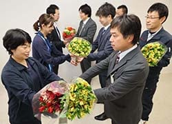 両労組役員の絆を深めた贈呈式