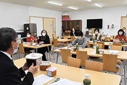みその商品研修を受ける利用者ら