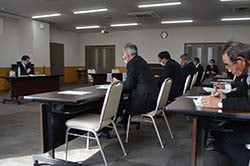 事前の質問に答える宮下代議士と資料を見ながら確認する出席者