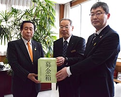 災害義援金を手渡す田中理事（中）と守谷支所長（右）