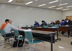 赤かび病について説明を聞く出席者