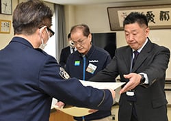 櫻井署長から感謝状を受け取る栗原出張所長（右）