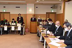 意見を伝える清滝部長