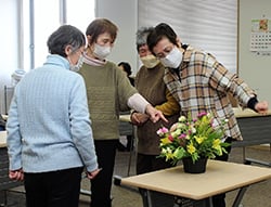 完成した作品を見入る参加者