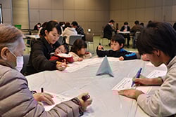 ワークショップで意見を出し合う参加者