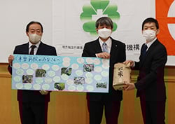 濱野院長（中）とJA職員（2024/2/29木曽郡木曽町福島／県立木曽病院、講堂）