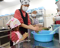みそ作りをする参加者