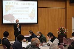 あいさつをする池田部会長