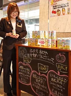 「JA信州諏訪のりんごジュース」が新たに加わったホテル紅やの信州産リンゴジュースコーナー