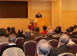 JA信州諏訪年金友の会の定期総会であいさつする早出会長