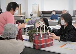 手芸グループは、カゴ網みについて発表した（16日、長野県松本市にて）