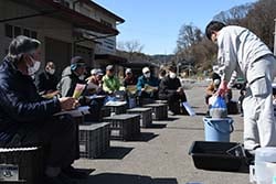 浸種作業を実演で確認する生産者