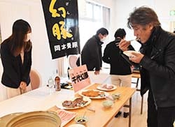 参加者に豚肉のおいしさをPRする生産者