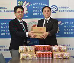 寄付品を前に