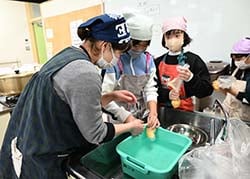 パッククッキングを体験する参加者