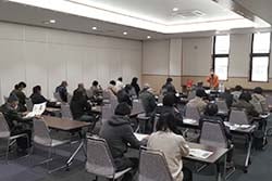 家庭菜園教室で栽培の注意点を説明するJA営農指導員