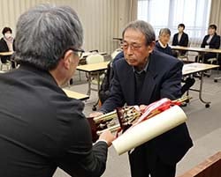賞状と記念品を受け取る三井さん