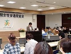 あいさつする黒沢会長