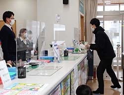 防犯訓練をする立科支所職員