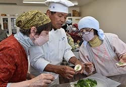 調理のコツを伝える山本さん（中央）と参加者ら