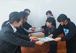 教材を受け取る代表児童