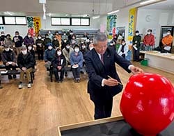 景気よく目を入れる西村組合長