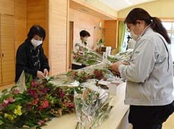 一本ずつ丁寧にラッピングする職員ら