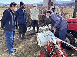 安全な使用方法の説明を受ける参加者