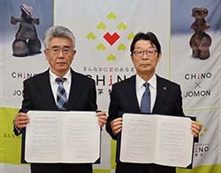 協定書に調印した小平組合長（左）と今井市長