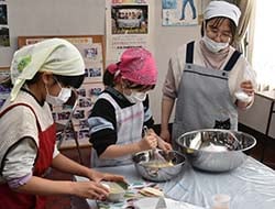親子で調理する参加者
