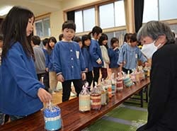 好きなえんぴつ立てを選ぶ園児たち
