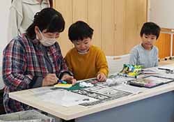 親子で消しゴムはんこ作りを楽しむ参加者
