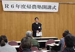 あいさつをする岡田部長