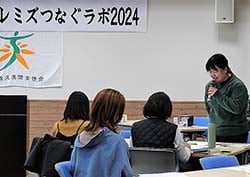 自己紹介をする学生