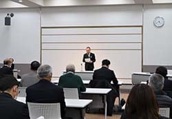 あいさつをする上條滿常務理事（19日、長野県松本市にて）