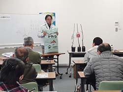 説明をする坂口拓矢営農指導員
