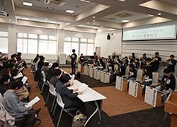 演奏に合わせて「花は咲く」を合唱