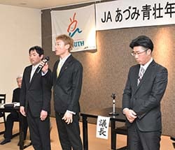 抱負を述べる帯刀新部長（中央）